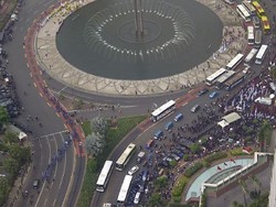 Pemandangan Demo Buruh dari Atas Bundaran HI