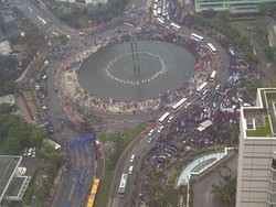 Buruh Semakin Padati Bundaran HI, Jl Thamrin Lumpuh
