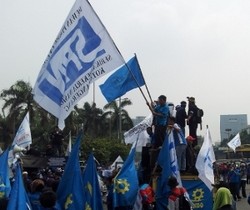 Buruh Sebar Uang di Gedung DPR