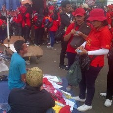 Mumpung! Demo Nyambi Belanja di Depan Istana Negara