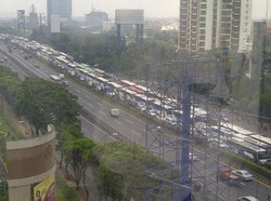 Dipenuhi Ratusan Bus Buruh, Tol Cawang-Semanggi Parkir