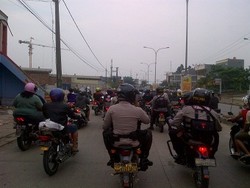 Usai Demo Pemda & DPRD Bekasi, Ribuan Buruh Pulang Dikawal Polisi