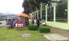 Tunggu Buruh Beraksi, Pedagang Gelar Lapak di Depan Gedung DPR