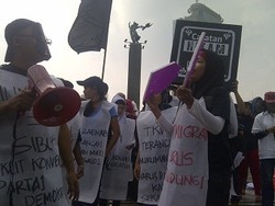 Migrant Care Aksi Sindir Cak Imin dan Jumhur di Bundaran HI