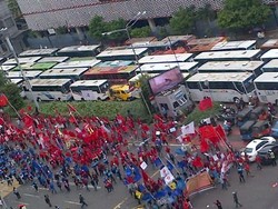 Jl Thamrin Dikuasai Barisan Bus Buruh