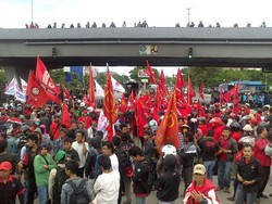 Ribuan Buruh & Mahasiswa di Makassar Rayakan May Day di Fly Over