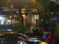 Banjir di Pondok Jaya, Rhoma Irama pun Sampai Naik Gerobak