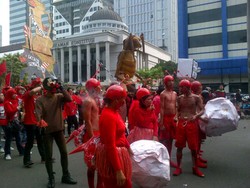 Pasukan Semut Merah Gabung dengan Rombongan Buruh di Depan Istana