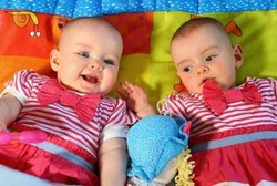 Bayi Kembar Lahir Berjarak 87 Hari Pecahkan Rekor Dunia