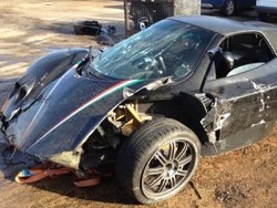 Ada yang Berminat dengan Mobil Super Bekas Tabrakan?