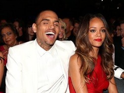 Rihanna Hadiahkan Chris Brown Mercy Langka