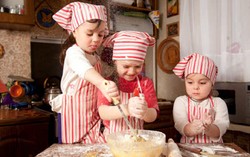 Latih Ketrampilan Memasak si Kecil dengan Cara Ini