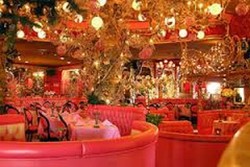 Menginap Glamour di Hotel Madonna Inn, California