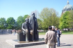 Mengenang Perjuangan Buruh Lewat Patung Karl Marx