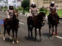 Polisi Berkuda & Anjing Pelacak Siaga di DPR