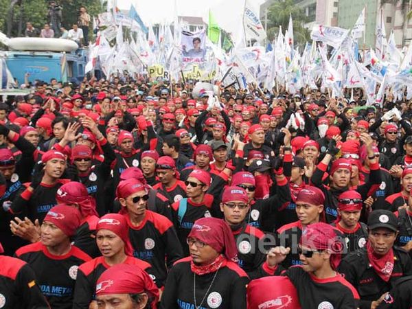 Ribuan Buruh Menyemut di Bundaran HI