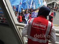 Thamrin Dikuasi Buruh, Busway Lumpuh