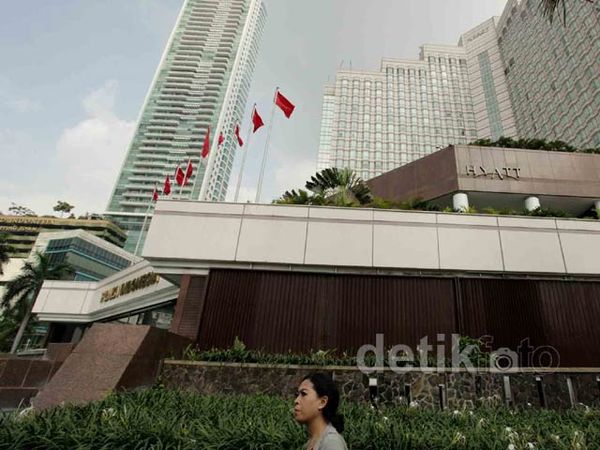 Ada Demo Buruh, Plaza Indonesia Tutup