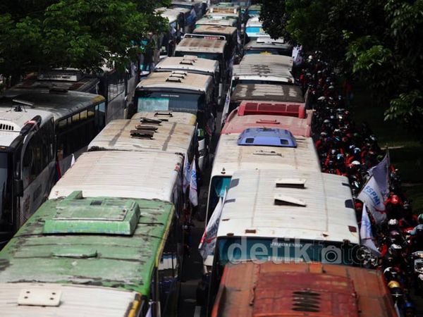 Bus Buruh Padati Jalan Sudirman