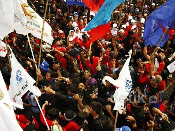 Demo Buruh di Depan Istana Negara
