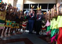 Tiba di Sorong, Menpora Disambut Tarian Adat