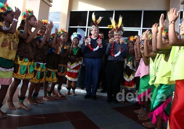 Tiba di Sorong, Menpora Disambut Tarian Adat