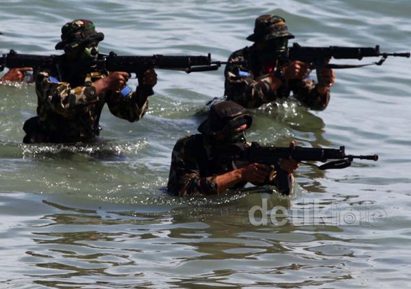 Atraksi Militer Meriahkan 50 Tahun Kembalinya Papua