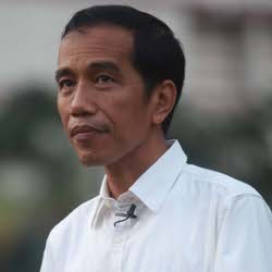 Jokowi Girang Dapat Bass dari Personel Metallica
