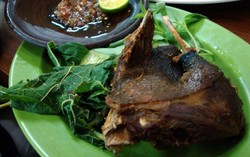 Wah, Gurih Enak Bebek Goreng Plus Sambal di Tiga Tempat Ini!