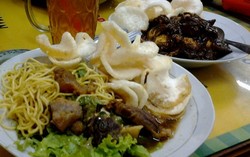 Uenake Rek! Rujak Cingur dan Tahu Campur Asli Suroboyo