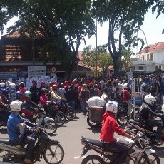 Arah ke Grahadi Belum Ditutup, Jalan Gubernur Suryo Padat
