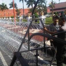 Sambut May Day, Kawat Berduri Mulai Dibentangkan di Depan Grahadi