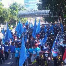 Aksi Buruh di Depan Gedung Negara Grahadi Bubar
