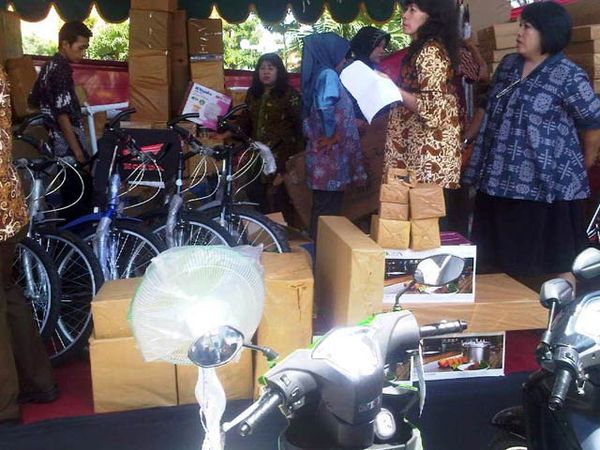 Di Surabaya, Buruh Berebut Hadiah