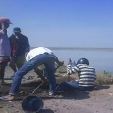 Tanggul Lumpur Dijebol, Air Lumpur Mengalir Deras ke Arah Rel Kereta