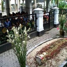 Peringati May Day, Buruh di Jombang Berdoa di Makam Gus Dur