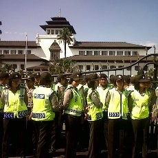 May Day, Polisi Cantik Bentuk Pagar Betis di Gerbang Gedung Sate