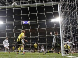 Dua gol telat dari Karim Benzema dan Sergio Ramos memberi Real Madrid kemenangan 2-0 saat menjamu Borusia Dortmund. REUTERS/Sergio Perez.