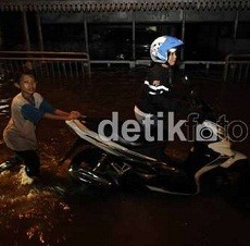 Banjir di Pondok Karya Mampang Surut