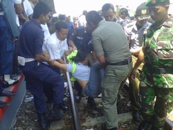 Kericuhan Warnai Sterilisasi Stasiun Parujakan Cirebon dari Asongan