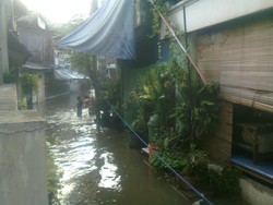 Banjir di Poncol Jaya Jaksel Masih 80 Cm, Aktivitas Warga Terganggu