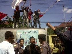 Aksi Hardiknas, Mahasiswa Yogya Sandera Mobil Boks dan Bakar Ban