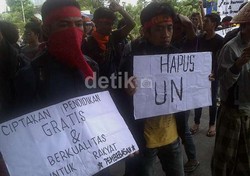 Demo Hardiknas di Kantor Gubernur Sulsel, Mahasiswa dan Polisi Bentrok