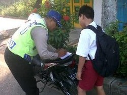 Siswa SD Nekat Berangkat ke Sekolah Naik Motor, Tanpa Helm