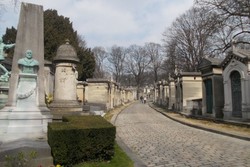 Ini Baru Beda, Wisata ke Kuburan!