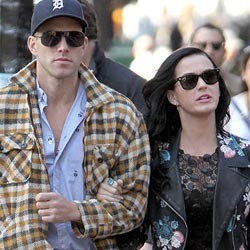 Belanja, Katy Perry Gandeng Pria Misterius