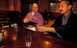 Saat Minum Bir Orang Jepang Mengikuti Tata Krama Ini