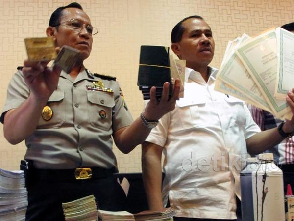 Ratusan KK, Paspor dan KTP Palsu Diamankan