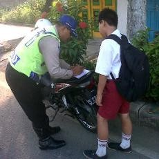 Bocah SD Ini Nekat, Berangkat Sekolah Kendarai Motor Tanpa Helm