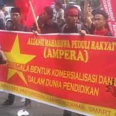 Mahasiswa di Malang Usung Pocong Simbol Matinya Pendidikan